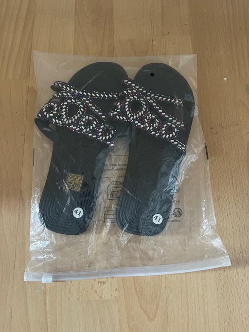  — Women’s flip flops