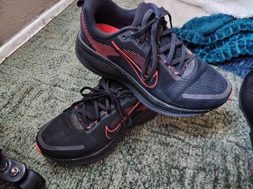  — Size 6 trainers.