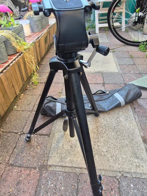  — LARGE TRIPOD GOOD CONDITION