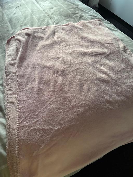  — Large pink plush blanket/ bed throw