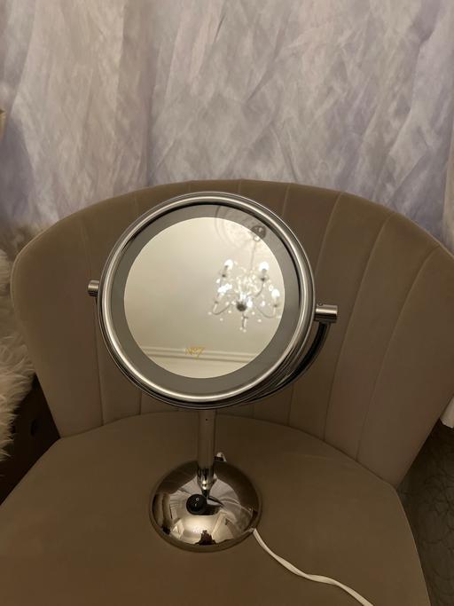  — Cosmetic No7 mirror with light