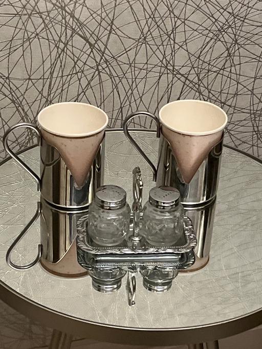  — Salt & pepper & holder