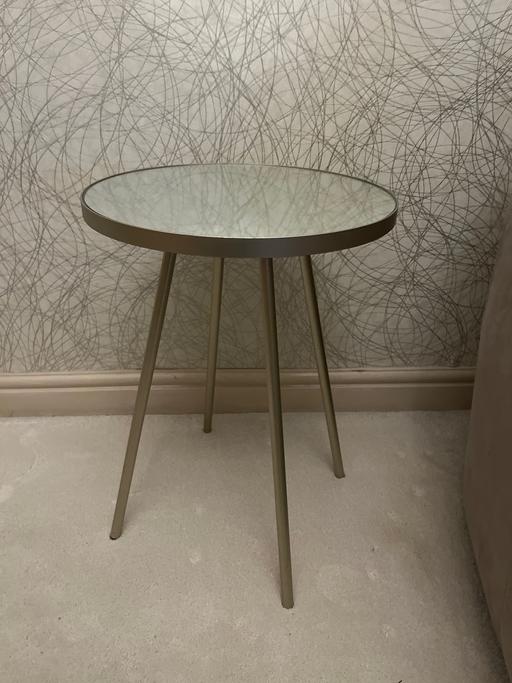  — Side table mirrored