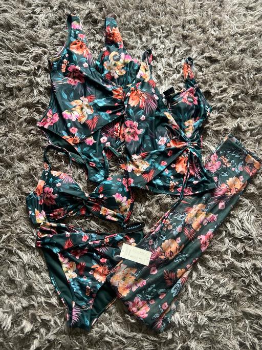  — Pecoaks green floral size12 swimwear bundle