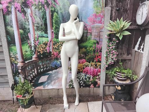  — mannequin retro bonami female chanel prada 