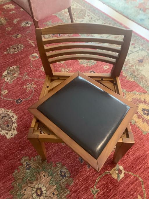  — Chair with dual-sided seat