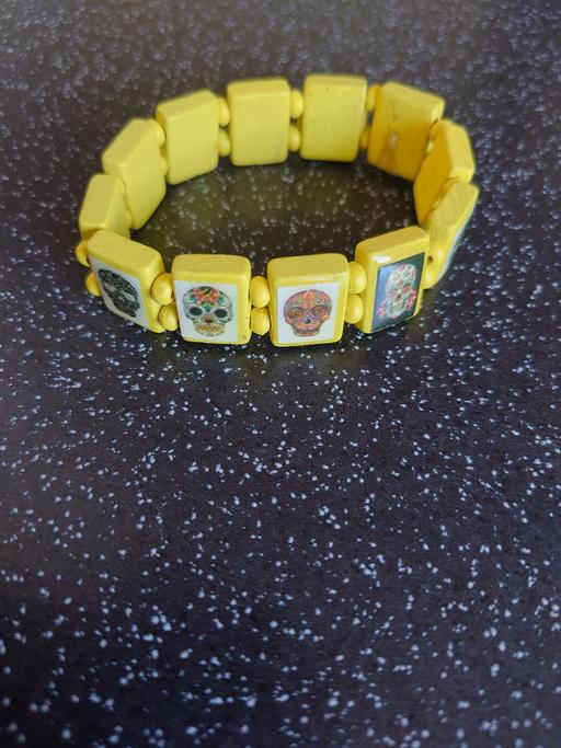  — Yellow skull wristband