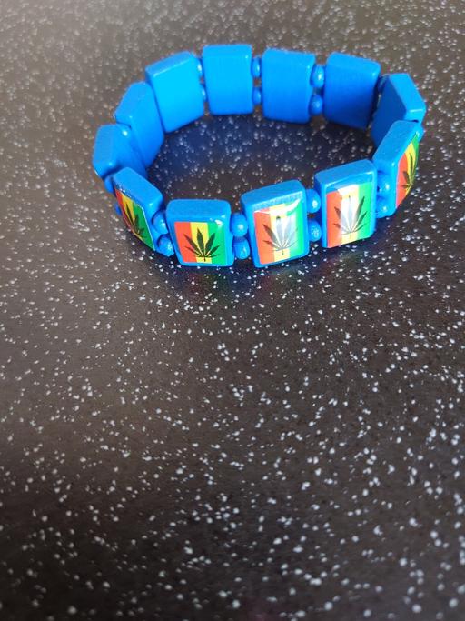  — Blue leaf wristband