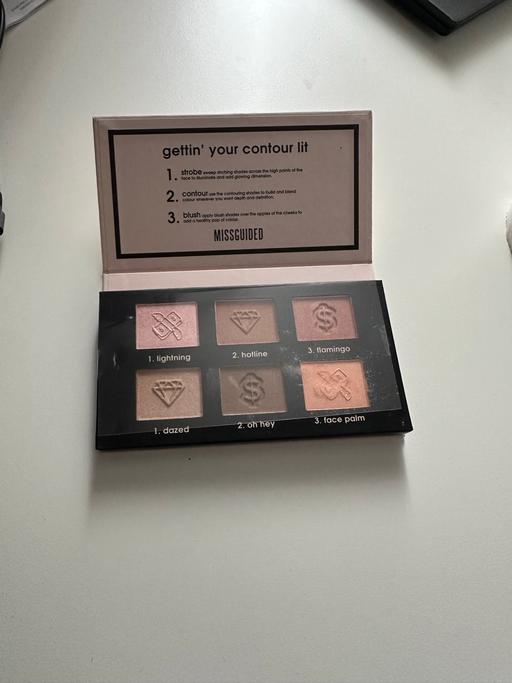  — Contour Makeup Kit