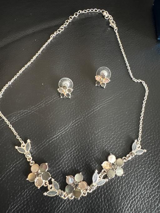  — Necklace and earrings set new