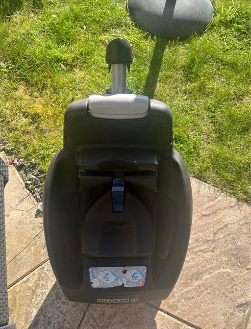  — Newborn car seat and isofix base