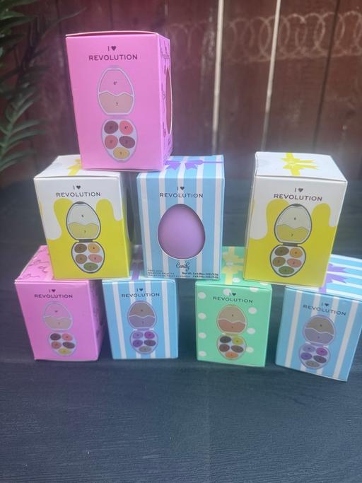  — Egg shaped eye shadows