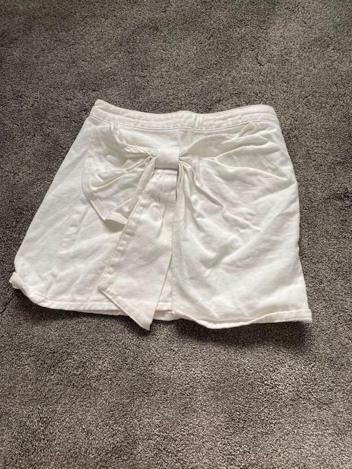  — White skirt
