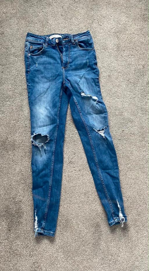  — Ripped jeans