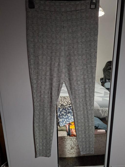  — women's checked leggings