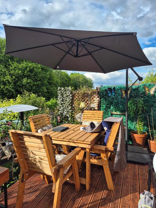  — 3 metre Vounot Cantilever Parasol &Weights
