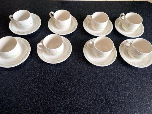  — Set of 8 teacups and saucers