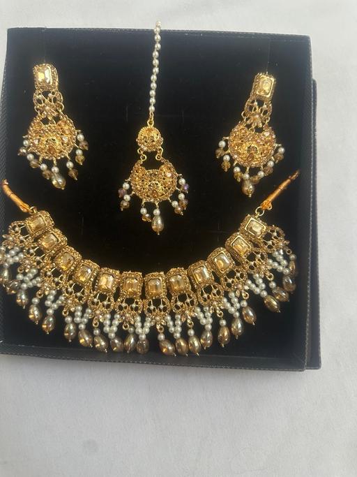  — Gold party set