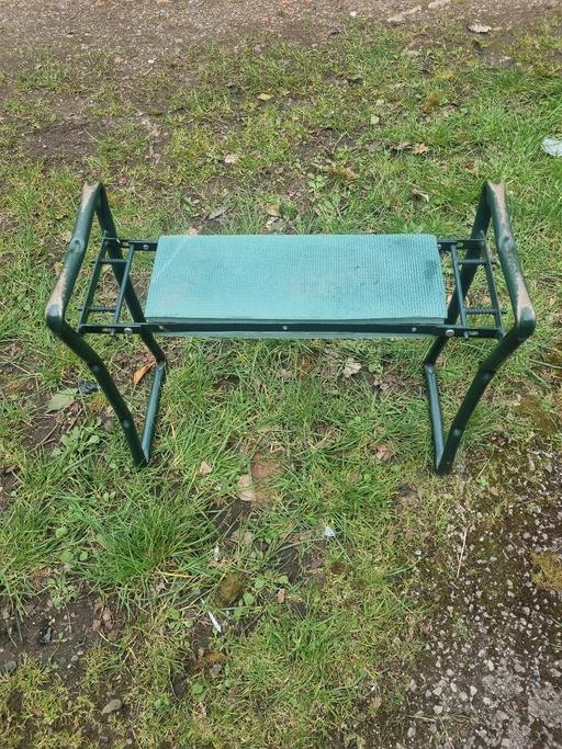  — Garden seat and kneeler