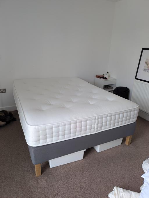  — King size mattress with base + legs