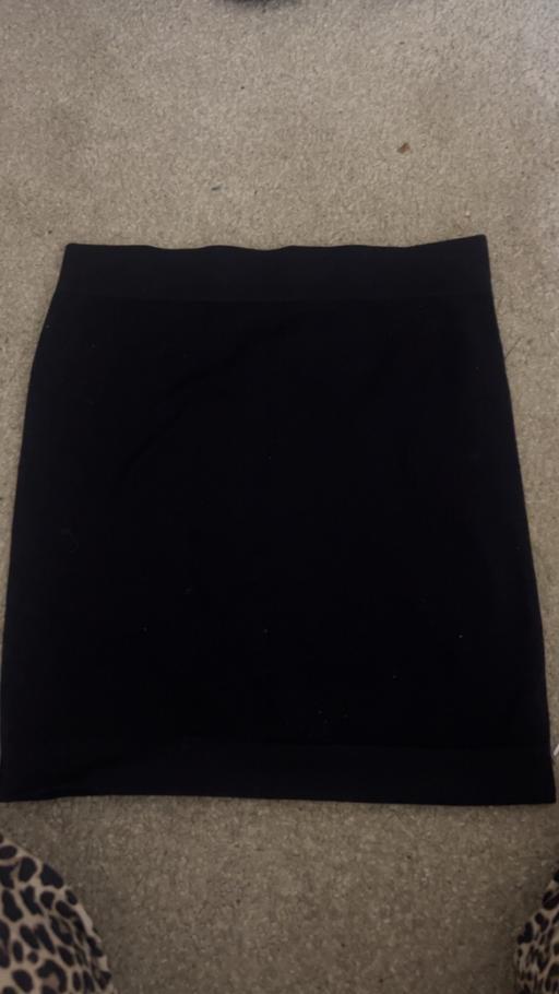  — Black seamless skirt