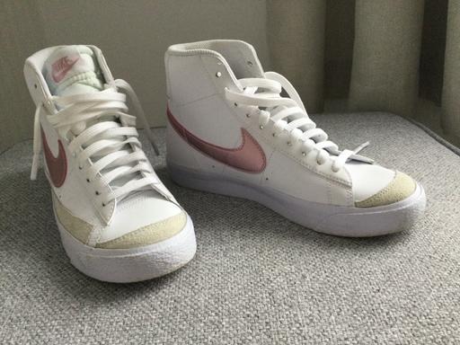  — Nike trainers size 5*