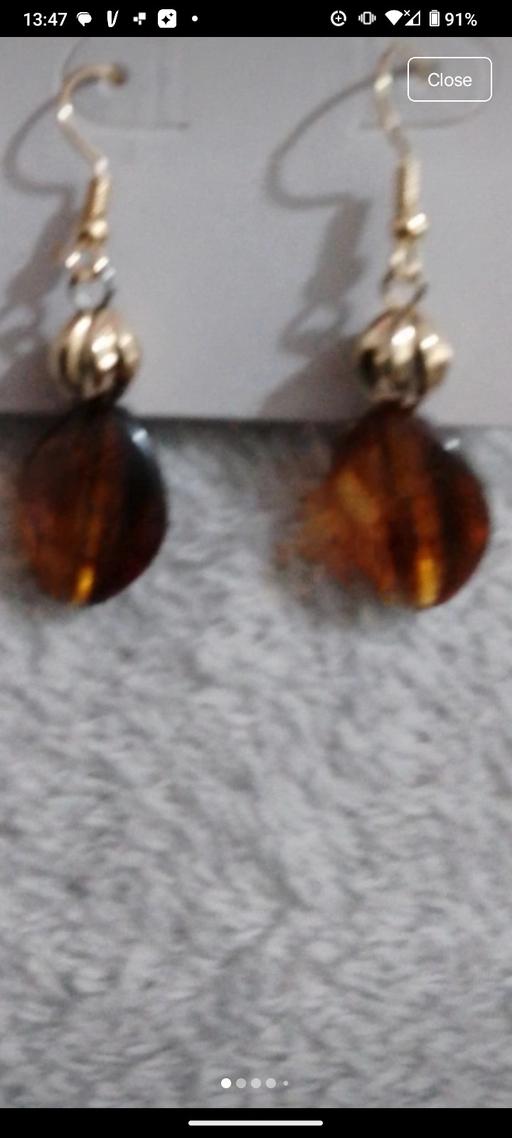  — Dangling drop earrings