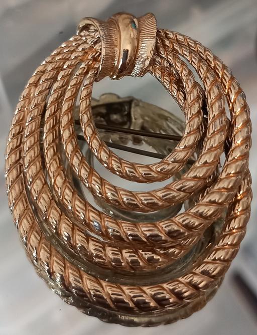  — Vintage Hollywood gold plated rope brooch