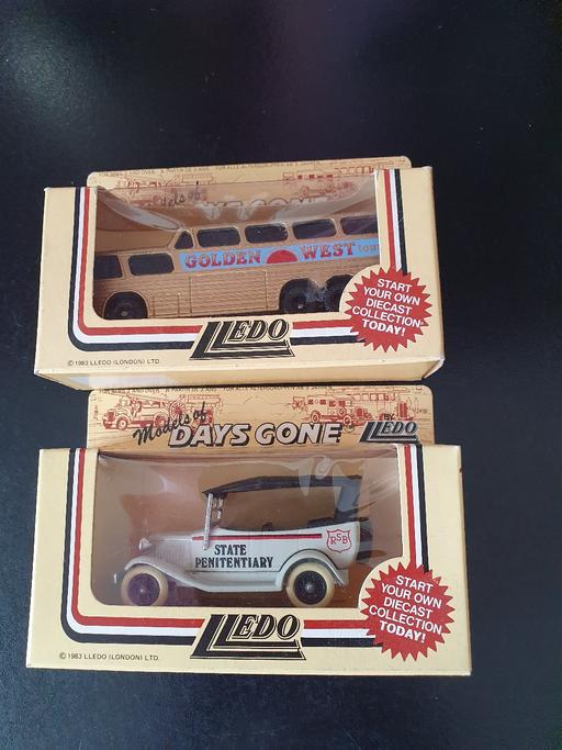  — die cast model car & coach x 2