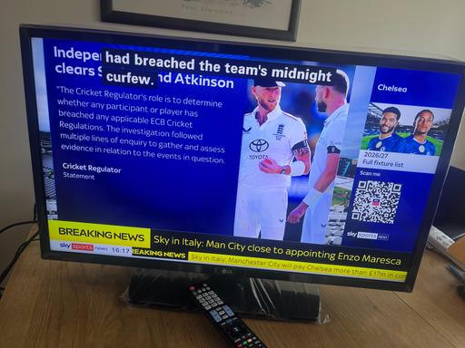  — 'New' LG 32" Freeview-HD, LED HD TV on stand