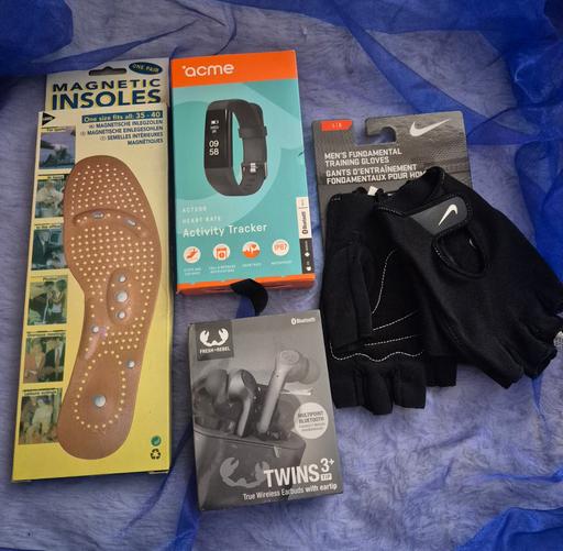  — Fresh 'n Rebel Earbuds Nike Gloves Activity T