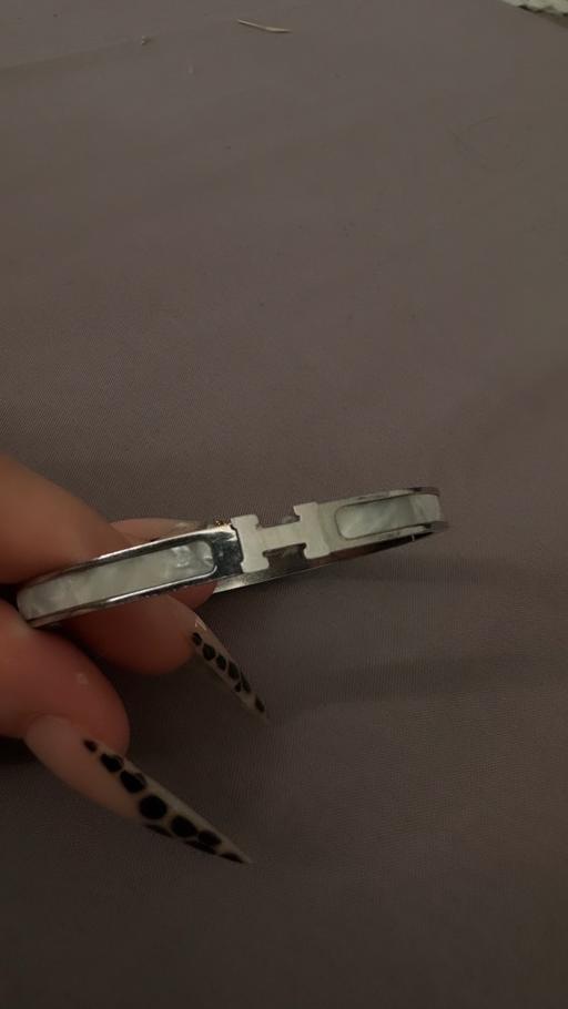  — Women’s bracelet