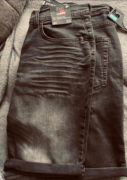  — Men’s denim shorts size 38 in