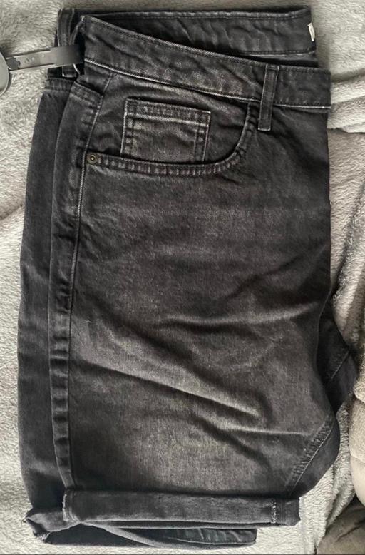  — Men’s denim shorts size 38 in