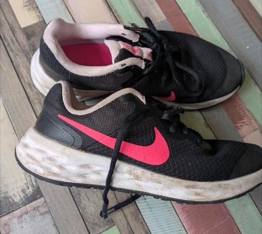  — girls junior NIKE trainers size 4