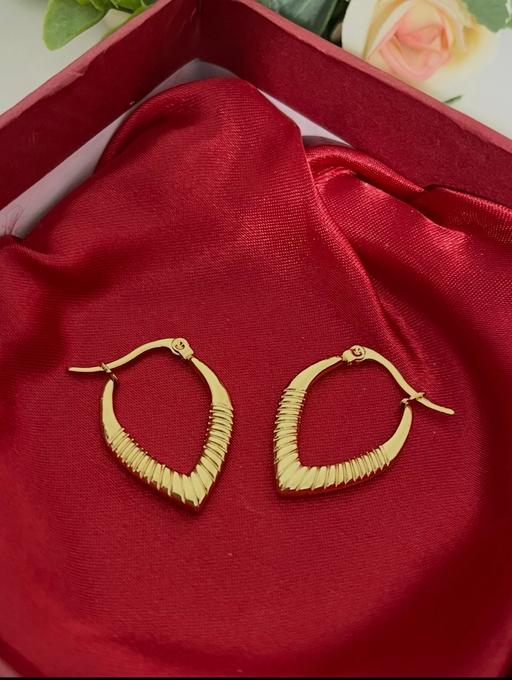  — Gold earrings