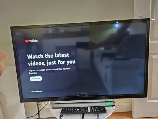  — 32" Toshiba Smart Tv