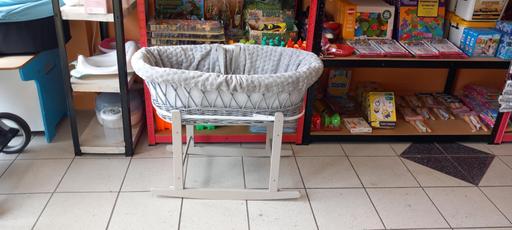  — Moses basket with rocking stand