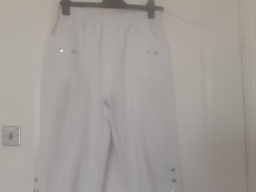 — Ladies size 12-14 white 3/4 trousers