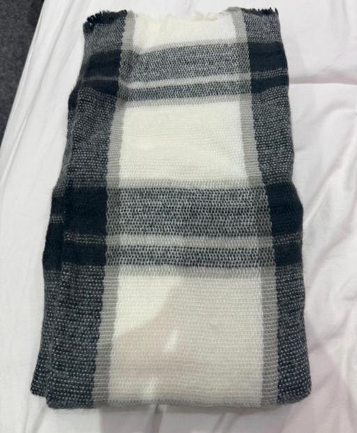  — Scarf