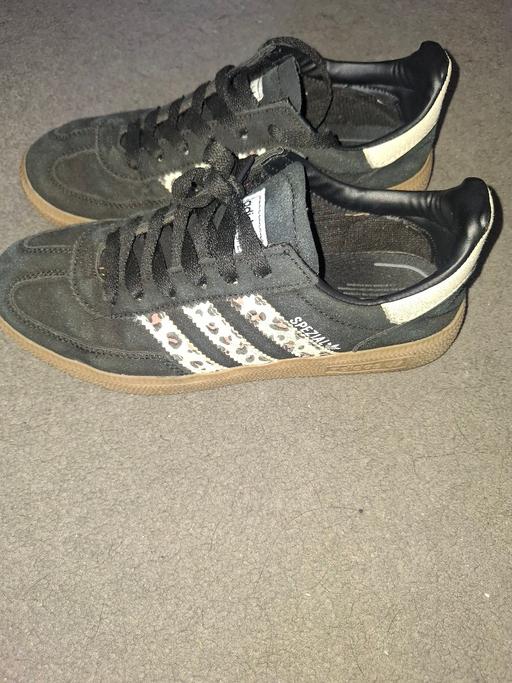  — girls Adidas trainers size 4