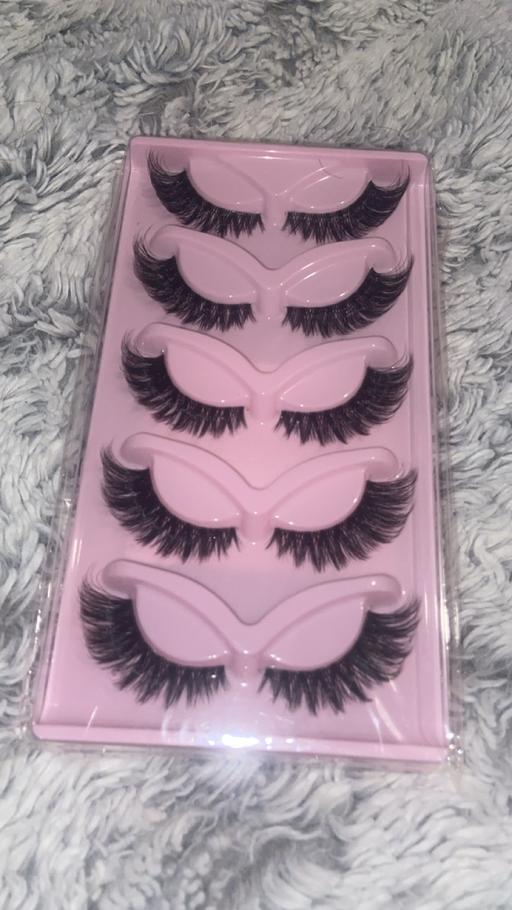  — New false eyelashes