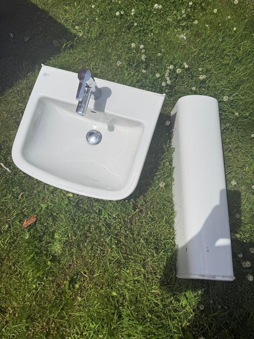  — Bathroom basin/pedestal and mixer tap