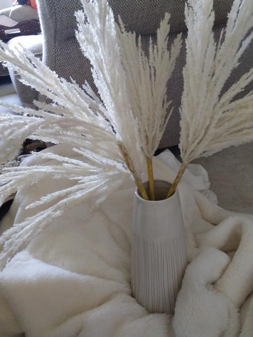  — Cream vase with leaves