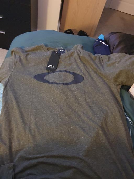 — mens Oakley tshirt Size M