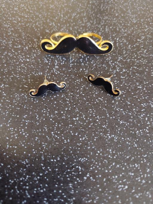  — Women's mustache earrings and ring set