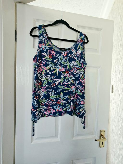  — Dorothy Perkins top, generous size 14