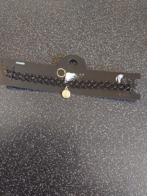  — Women's choker necklace