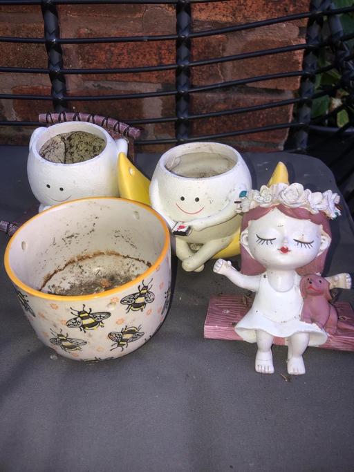  — Hanging plant pots