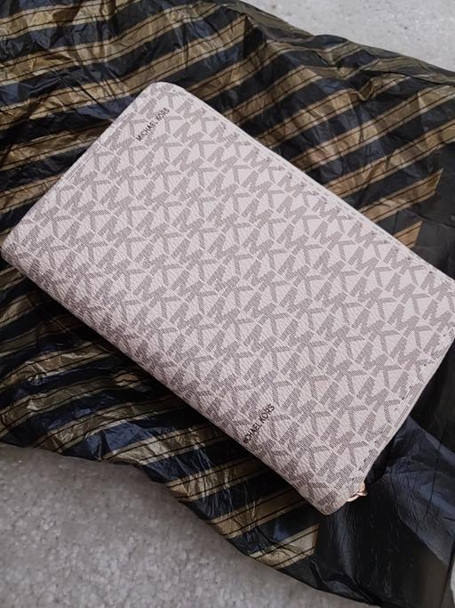  — Purse